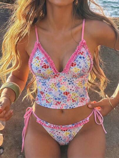 Swim Mod Bộ bikini 2 mảnh dành cho nữ, mẫu Xuân/Hè 2026, họa tiết hoa nhí ngọt ngào, kiểu dáng tam giác, cúp ngực xếp ly, hở lưng, gồm áo hai dây và quần bikini tam giác buộc dây.