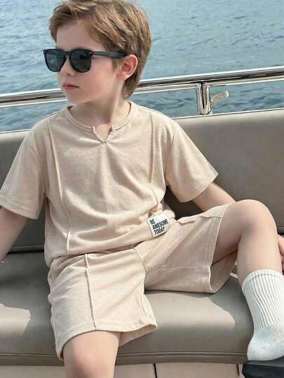 SHEIN 男童卡其色圆领短袖简约款短袖短裤套装，休闲、舒适、时尚、百搭，面料柔软，适合日常穿着、旅行、假日派对、夏季海滩度假、春夏穿着。