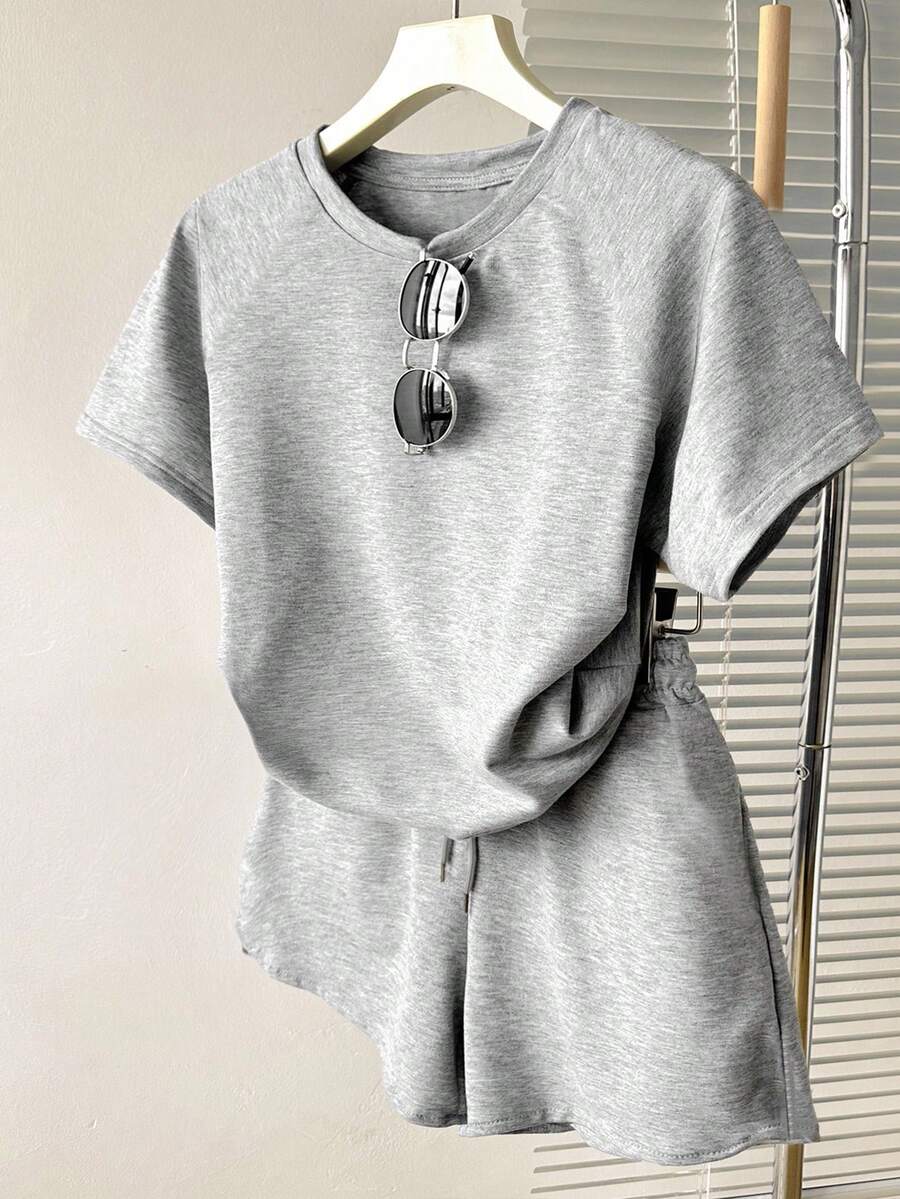 Resyla Bộ đồ 2 mảnh dành cho nữ cỡ lớn, màu trơn, cổ tròn, tay ngắn và quần short. - Xám - Xem 1