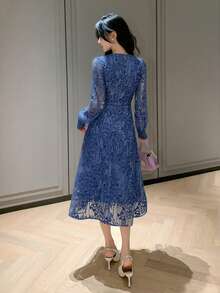 DAZY 优雅蕾丝V领女士蕾丝连衣裙，适合春季婚礼宾客穿着，夏季也可作为吊带裙穿着。 - 藏蓝色 - 查看 2