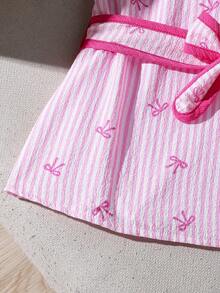 SHEIN Set Atasan Tanpa Lengan dan Celana Pendek untuk Anak Perempuan Remaja, Warna Pink Pastel, Musim Panas, Lucu, Liburan, Desain Garis-garis dengan Sabuk Pinggang, Gaya Komuter Sederhana untuk Pakaian Anak Perempuan Remaja - Berwarna merah muda - View 7