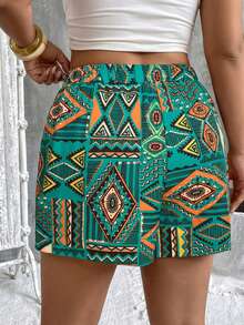 SHEIN VCAY Quần short dáng rộng, in họa tiết hình học nhiều màu sắc, kiểu dáng thường ngày, cỡ lớn. - màu xanh lá - Xem 2