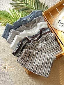 SHEIN Vintaside Kids 这款男童十件套夏季多色华夫格条纹圆领短袖T恤搭配短裤，采用焦糖棕、纯白和撞色条纹等多种配色方案。款式简约百搭，品质上乘。华夫格面料，宽松版型，多种搭配满足日常穿搭需求。适合日常上学、户外运动、居家休闲和夏季派对等场合。 - 彩色 - 查看 5