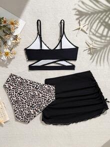 SHEIN Bộ bikini hai mảnh họa tiết da báo phối hợp cho bé gái tuổi teen, kèm áo khoác ngoài và váy, thích hợp cho kỳ nghỉ hè. Bộ đồ hè cho bé gái, đồ hai mảnh phối hợp cho nữ, trang phục hè cho bé gái, đồ bơi kèm khăn sarong, đồ bơi họa tiết động vật, đồ bơi họa tiết động vật cho tuổi teen, đồ bơi hai mảnh kèm áo khoác ngoài, đồ bơi bikini họa tiết da báo, đồ bơi đáy ngắn, váy bơi màu đen. - màu đen - Xem 2