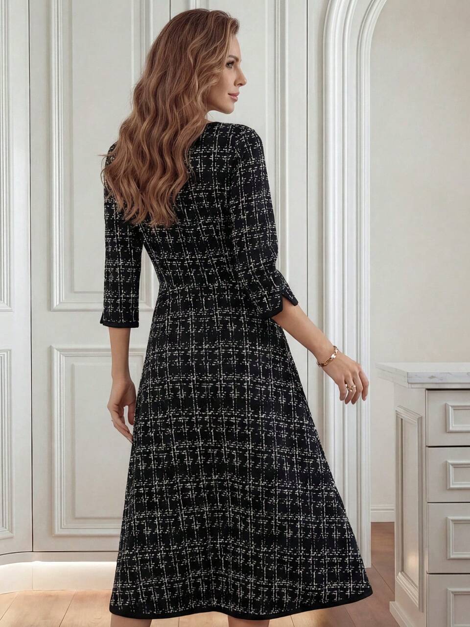 Robe mi-longue élégante à col rond et manches 3/4 pour femmes, motif à carreaux
