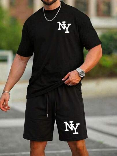 Conjunto 2 piezas para hombre: camiseta de manga corta y pantalón corto shorts con diseños estampados coordinados de letras estilizadas en estilo varsity en color blanco, estilo urbano moderno y relajado con actitud casual y clásica, ideal para look diario y salidas informales en temporada cálida.