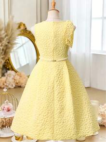 SHEIN 女童黃色無袖圓領洋裝，優雅派對夏季蓬蓬裙，3D百褶肩部與珍珠裝飾腰線，適合生日與假期 - 黃色 - 查看 3