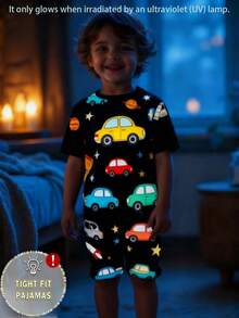4 pezzi Pigiama a maniche corte e pantaloncini aderenti per bambini maschi, stampa di auto cartoni animati che brillano al buio, morbido e confortevole vestibilità aderente. Questo prodotto richiede l'esposizione alla luce UV per brillare. - Multicolore - Visualizzare 1