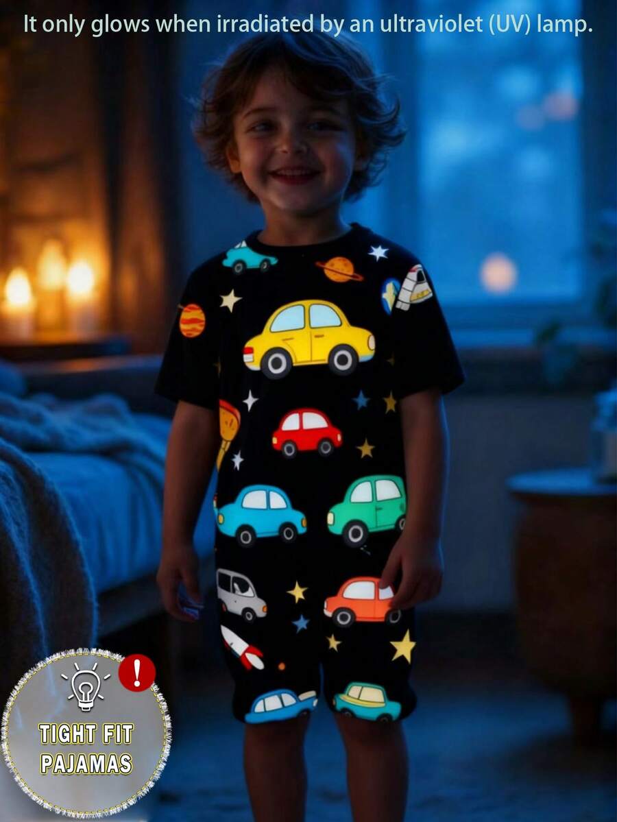 4 pezzi Pigiama a maniche corte e pantaloncini aderenti per bambini maschi, stampa di auto cartoni animati che brillano al buio, morbido e confortevole vestibilità aderente. Questo prodotto richiede l'esposizione alla luce UV per brillare. - Multicolore - Visualizzare 1