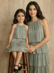 SHEIN Gaun Halter Berlapis Ruffle Warna Polos untuk Anak Perempuan, Gaun Pesta Ibu dan Anak Perempuan Berlapis untuk Liburan Pernikahan Musim Panas, Gaun Koktail yang Menawan untuk Anak-Anak - Hijau - View 7