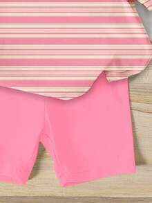 Bộ đồ cho bé gái gồm áo thun ngắn tay cổ tròn và quần short in hình dâu tây kẻ sọc dễ thương, thời trang, thích hợp cho mặc thường ngày và ngoài trời. - Nhiều màu - Xem 6