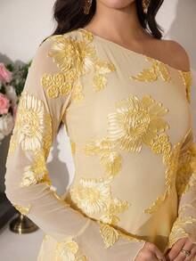 Modelyn 大码女式性感不对称领口镂空肩部刺绣网纱长袖高腰长裙 - 黃色 - 查看 4