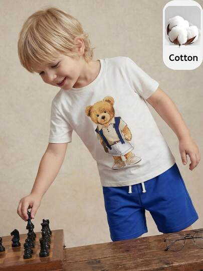 PrepCrw 两件套男童优雅都市学院风可爱泰迪熊图案白色针织圆领短袖上衣和藏蓝色短裤套装，适合休闲、外出、聚会、度假、春夏季节穿着。