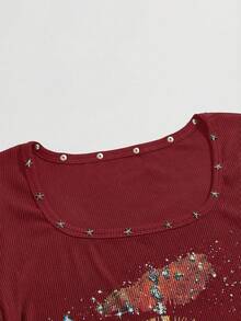 ROMWE Avant T-shirt décontracté unisexe streetwear rétro baddie avec imprimé étoiles et rivets à la taille cintrée pour femmes - Rouge foncé - Voir 3
