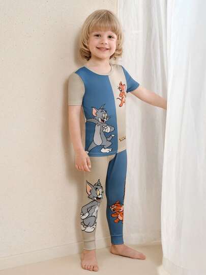 TOM & JERRY X SHEIN Bộ đồ ngủ mùa hè dáng ôm, cổ tròn, tay ngắn, in họa tiết dễ thương, thoải mái cho bé trai.
