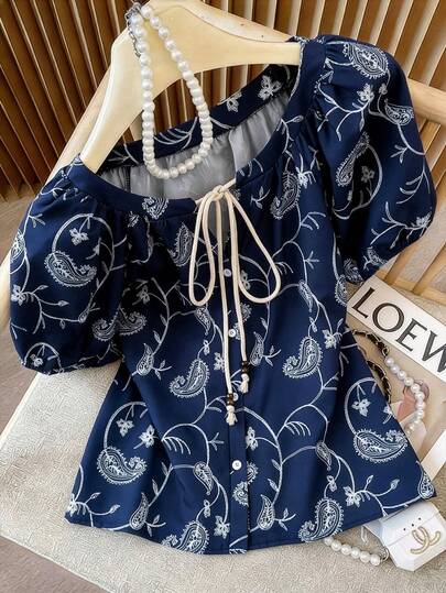 GlowEve CURVE Blusa feminina plus size retrô com estampa de flor de caju, manga bufante, decote em V, cordão ajustável e aplicações de miçangas. Estilo solto, elegante e casual, perfeita para o dia a dia, férias e encontros. Ideal para o estilo francês urbano, com um toque vintage e versátil para a primavera e o verão.