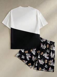 TOM & JERRY X SHEIN Bộ đồ ngủ nam in hình hoạt hình, gồm áo tay ngắn cổ tròn và quần short cạp chun. - Đen và trắng - Xem 2