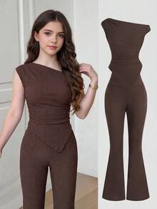 SHEIN Conjunto informal de niña preadolescente con camiseta de hombros oblicuos de jacquard marrón y pantalones acampanados - Marrón - Ver 1