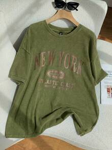 SHEIN EZwear 大码女式印花T恤，大码T恤，街头服饰，90年代风格服装，纽约印花休闲简约图案圆领短袖宽松T恤，酸洗复古针织做旧柔软面料，适合春夏穿着 - 軍綠色 - 查看 3