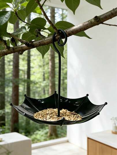 Madebyblanc 伞形鸟槽，可悬挂，兼具鸟食托盘、鸟浴盆、池塘或饮水器功能，适用于户外花园装饰。采用有机树脂材料制成，伞状凹槽可盛放鸟食，开口适中，方便鸟类站立和啄食。多功能花园装饰饮水器，适合野生鸟类使用。适中的深度设计，方便鸟类栖息和啄食。配有防锈挂钩，可悬挂于鸟笼、树上或吊篮中。四合一喂鸟站。