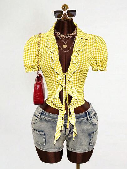 Mistrie Bộ sưu tập Xuân Hè dành cho nữ, phong cách trẻ trung với áo cổ chữ V kẻ caro phối màu tương phản, điểm nhấn là tai gỗ và dây rút, áo kiểu tay phồng và áo sơ mi ngắn dành cho nữ.