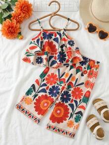 SHEIN Playful Pals 两件套女童碎花宽松吊带背心+裤子，度假风休闲夏季套装。色彩缤纷的碎花吊带背心套装充满夏日气息，采用舒适亲肤的面料。吊带背心搭配阔腿裤，尽显童趣可爱，适合女孩日常穿着、户外活动或夏季家庭聚会。 - 彩色 - 查看 6