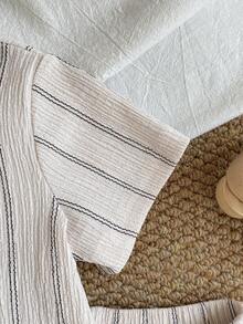 SHEIN Vintaside Kids Bộ 2 món áo sơ mi cổ bẻ tay ngắn và quần short kẻ caro sọc đen trắng phong cách thường ngày mùa hè cho bé trai chập chững, trang phục đi chơi thành phố và nghỉ lễ - Màu be - Xem 3