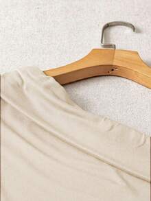 EMERY ROSE Conjunto de blusa plisada de color marrón sólido y elástica para uso casual y pantalones blancos de cintura elástica - Multicolor - Ver 4