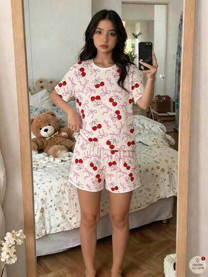 SHEIN 奶油白色，可爱甜美迷你粉色蝴蝶结樱桃印花少女休闲简约圆领短袖T恤和短裤睡衣套装，适合夏季，清凉一夏！用这款樱桃蝴蝶结两件套睡衣套装，彻底颠覆你的家居服风格！适合慵懒的早晨、深夜零食跑和派对自拍。