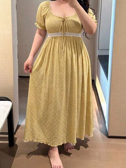 Dazy Plus ثوب نوم طويل أنيق بياقة مستديرة وربطة عنق، مزين بتباين الدانتيل عند الخصر، وأكمام قصيرة