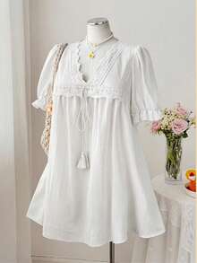 Sweetra 大码V领蕾丝拼接短袖荷叶边系腰连衣裙，休闲可爱，优雅复古风，适合派对和假日穿着 - 白色 - 查看 4