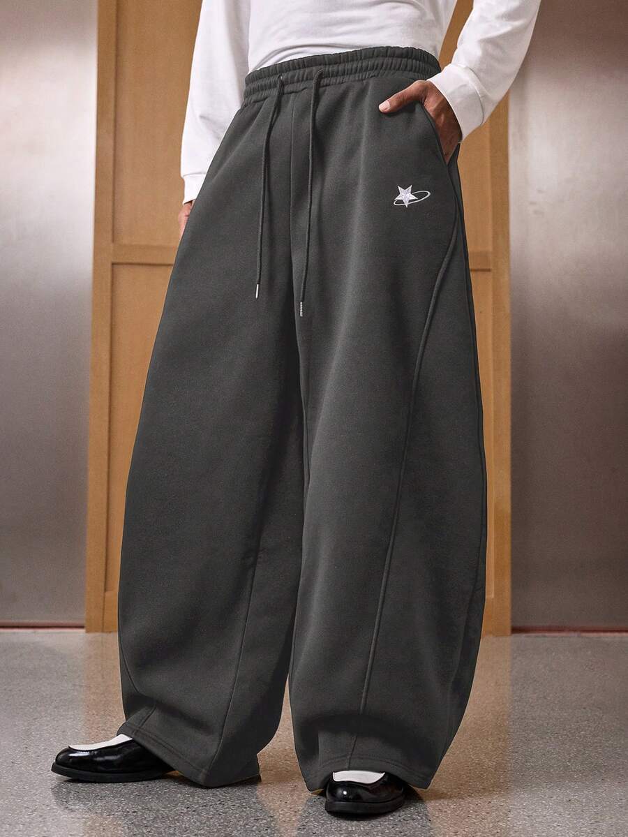 SWAVVY Quần nỉ nam màu xám đậm, dáng thường ngày, có túi, ống quần cong. - Màu xám đen - Xem 1