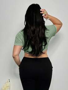 Firerie 大码舒适休闲优雅深V领无袖弹力衬衫，饰有金属扣环和侧开衩，适合春夏穿着 - 綠色 - 查看 2