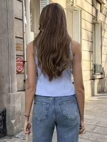 SHEIN PariChic 女士蓝白条纹上衣，夏季新款，无袖V领竖条纹设计，交叉系带腰身。不对称金属装饰扣营造出若隐若现的开口效果。系带露脐上衣，修身显瘦，通勤必备。法式成熟优雅修身露脐上衣，女士夏季上衣，无袖夏季上衣，航海风条纹上衣，休闲夏季上衣，女士夏季穿搭，女士春季穿搭，女士工作上衣，条纹背心，女士无袖上衣 - 藍色 - 查看 2