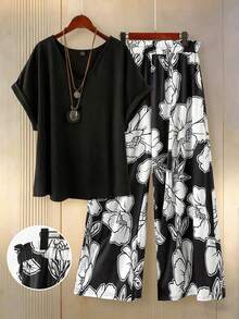 EMERY ROSE Klassisches schwarzes V-Ausschnitt Kurzarm T-Shirt + schwarze Basis mit weißem Blume Muster, modischer Lässig Alltags-Look, Große Größen 2er Set, Frühling/Sommer - Schwarz - Übersicht 3