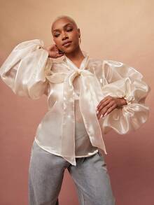 Vixey Áo kiểu tay phồng, cổ buộc dây, chất liệu organza mỏng nhẹ. - Vàng nhạt - Xem 3