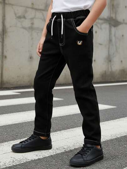 SHEIN 男童百搭休闲牛仔裤，适合所有季节，时尚简约风格，黑色牛仔布，柔软弹力面料，松紧腰带配抽绳，修身舒适，适合日常穿着。浅灰色牛仔裤