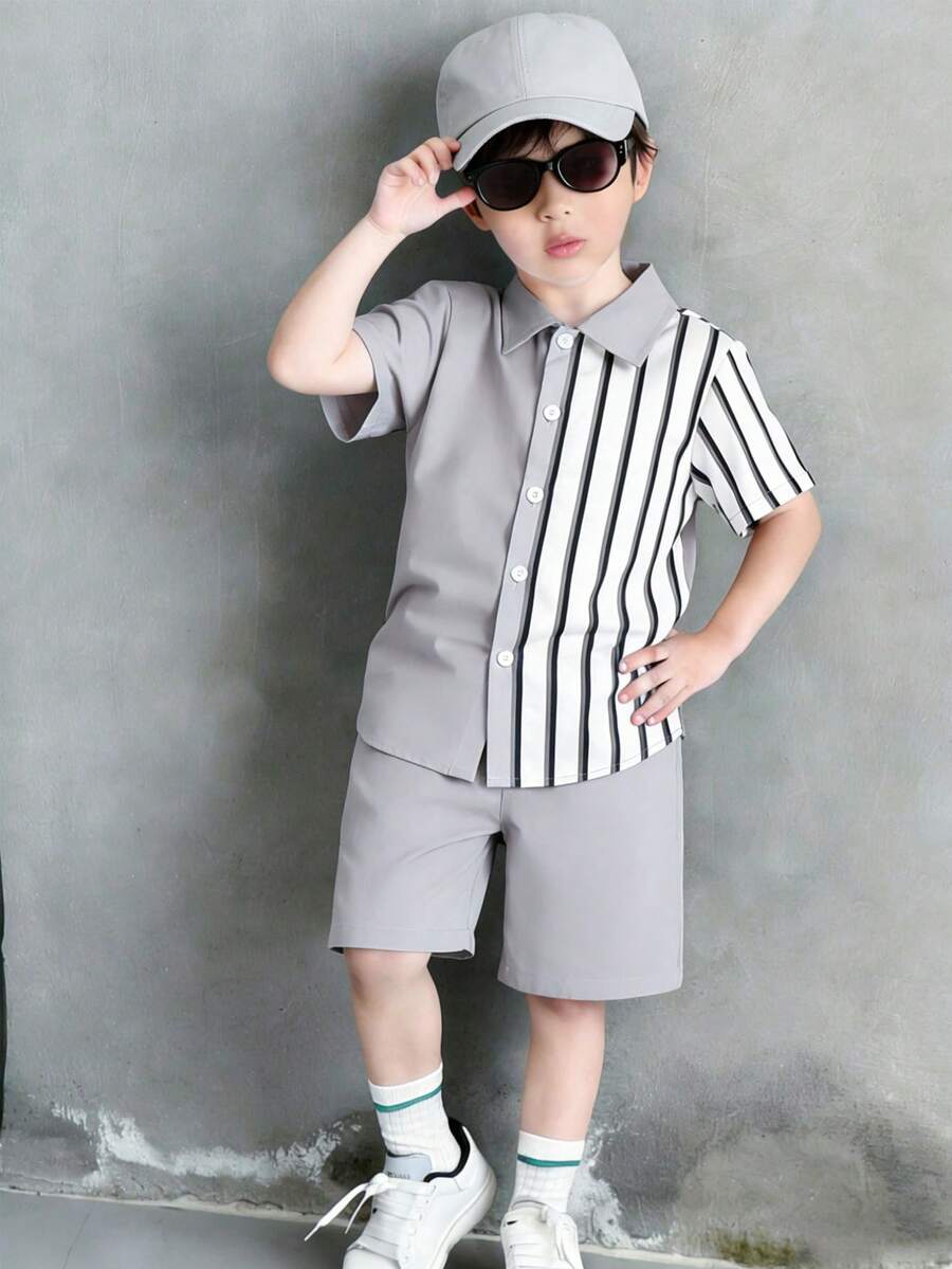 SHEIN Streecool Kids 2件組男孩時尚休閒條紋印花短袖襯衫與短褲夏季套裝
