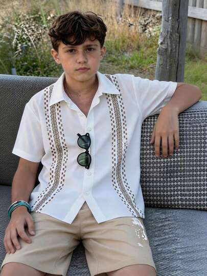 Camisa de manga corta con cuello cuadrado para hombres, combinada con pantalones cortos de unicolor, moda casual y versátil, adecuada para vacaciones y salidas, tela suave y cómoda, apropiada para el verano