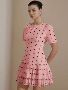 Aveloria Rosie 黑白波点印花圆领收腰短袖百搭廓形荷叶边下摆休闲百搭女式连衣裙 - 粉色 - 查看 6