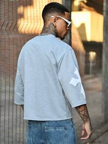 Devon Thys PAVTROS Manfinity Streetrush 男士街头风流行 INS 同款男士微笑火焰刺绣灰色短袖T恤，图案T恤，街头服饰，保暖冬季，圣诞节，男友礼物 - 淺灰色 - 查看 2