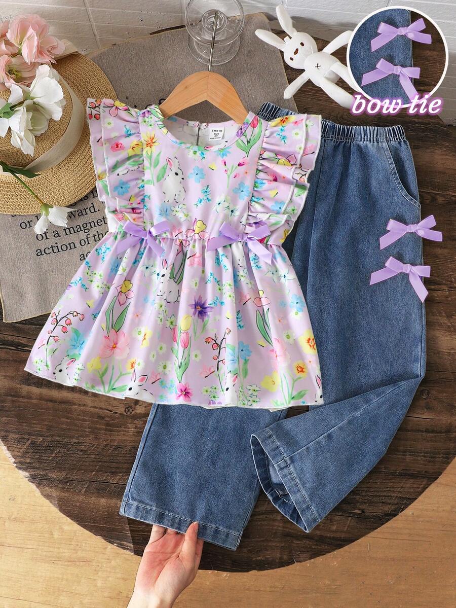 SHEIN Vintaside Kids 女童春夏新款休闲时尚衬衫套装，可爱兔子数码印花图案，正面饰有黄色3D蝴蝶结，无袖荷叶边领衬衫搭配黄色3D蝴蝶结，蓝色休闲牛仔裤，两件套，适合日常、上学、外出、度假等场合穿着，可爱活泼，舒适百搭。女童衬衫，女童夏季套装，女童春季服装，女童套装，儿童女童服装，夏季穿搭。