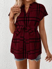 SHEIN 孕妇休闲格子翻领衬衫，夏季女式上衣，腰部松紧带设计，女式上衣和衬衫，女式衬衫和上衣，女式平价上衣 - 酒紅色 - 查看 3