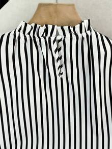 Qadelle Bộ đồ 2 mảnh dành cho nữ: áo tank top không tay in kỹ thuật số kẻ sọc màu xanh dương thiết kế nơ và quần short ống rộng xếp ly cạp chun, kiểu dáng thoải mái và thời trang cho mùa hè. - Nhiều màu - Xem 4