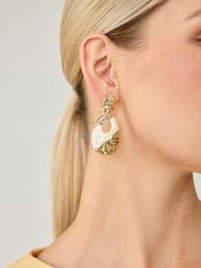 MOTF PREMIUM 金色锤纹图案夸张白色树脂耳环 - 金黃色 - 查看 3