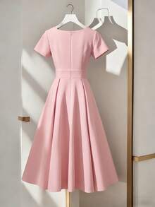 Ellegaria. 女士优雅时尚珍珠装饰方领连衣裙【柔粉色珍珠领腰连衣裙】柔雾粉色缎面面料，散发着温柔气质；领口饰以精致高贵的珍珠，低调而不失优雅；短袖遮掩手臂赘肉，高腰褶裥设计收紧腰身，蓬松裙摆垂坠顺滑无褶皱，行走轻盈飘逸。搭配平底鞋，打造优雅日常约会造型，也适合轻松的社交场合，尤其适合黄调肤色。适合派对、度假、节日穿着。粉色优雅连衣裙 优雅中长连衣裙 下午茶连衣裙 经典连衣裙 优雅春季连衣裙 女士吸睛连衣裙 惊艳连衣裙 职场穿搭 女士优雅套装 女士连衣裙 正式礼服 常规尺码女士连衣裙 女士正式经典连衣裙 高品质连衣裙 - 黑與白 - 查看 3