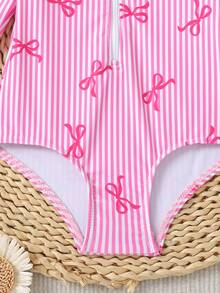 Emery Rose Kids Emery Rose Kids Bộ áo liền quần dài tay có khóa kéo phối bèo nhún cho bé gái, họa tiết nơ dễ thương, kiểu dáng đi biển, chống nắng, chống nắng, chủ đề du thuyền, chủ đề nghỉ mát, chủ đề dưới nước, áo liền quần dài tay cho bé gái, đồ trẻ em. - Hồng - Xem 4