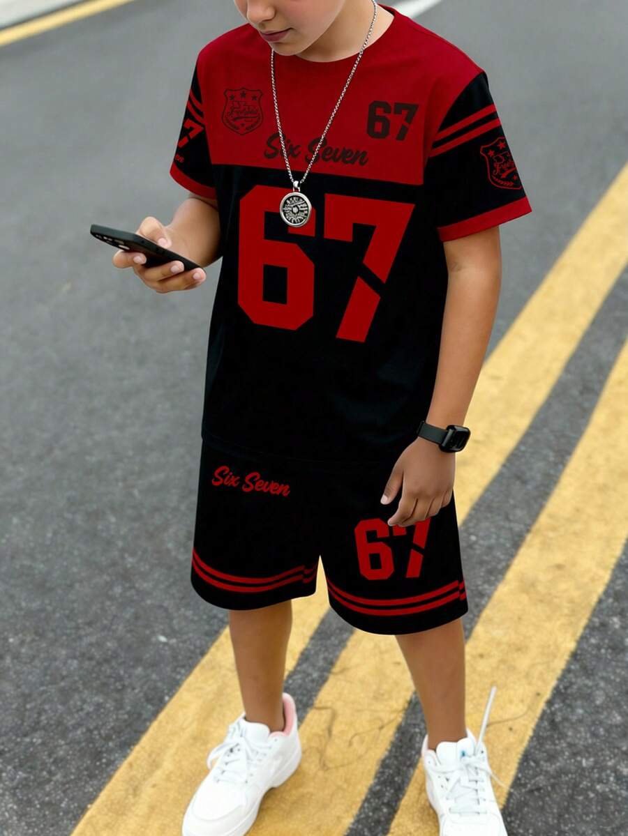 男童休闲时尚创意图案67号奖牌条纹红黑T恤短裤套装（2件套），舒适百搭，适合春、夏、秋季日常穿着。 - 彩色 - 查看 1
