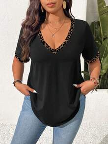 SHEIN Frenchy 豹纹撞色滚边V领加大码T恤，黑色，适合日常穿着、度假、休闲夏季、音乐节等场合。 - 黑色 - 查看 1