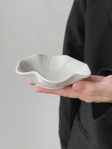 1 pièce Assiette à pâtisserie en porcelaine blanche élégante de style français , Assiette à dessert à pétales épaissie, assiette unique pour fruits secs et collations, assiette à petits fruits exquise pour les invités, délicate coupelle de trempage pour la maison. Idéal pour les restaurants, les pâtisseries et les salons. - Blanc - Voir 3